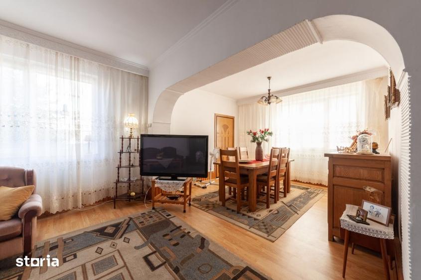 Casă cu 10 camere cu Teren 350 Mp în Exercițiu