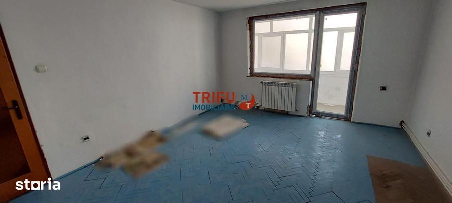 Apartament cu 4 camere semidecomandat în Cetate