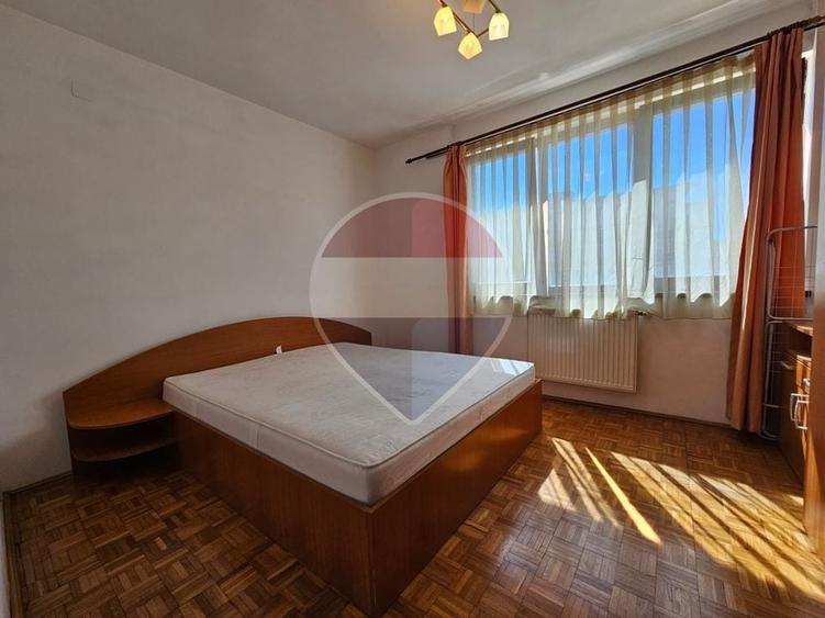 Apartament cu 3 camere semidecomandat, mobilat în P-ța Mihai Viteazul