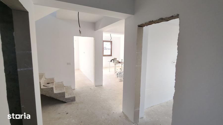 Casă cu 5 camere cu Teren 492 Mp în Glina