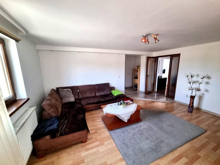 Casă individuală cu 10 camere cu Garaj în Lancrăm