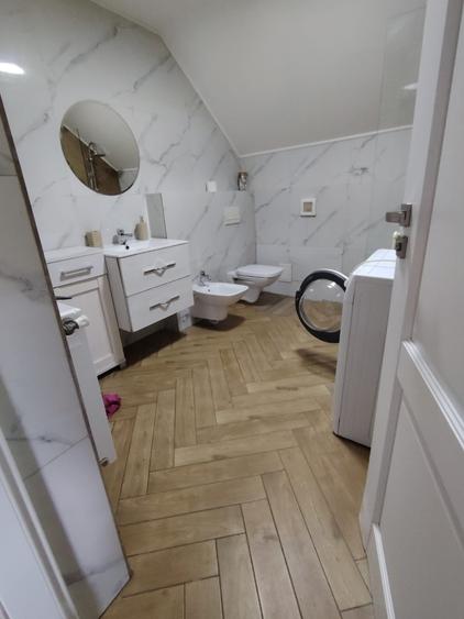 Apartament cu 3 camere semidecomandat în Florești