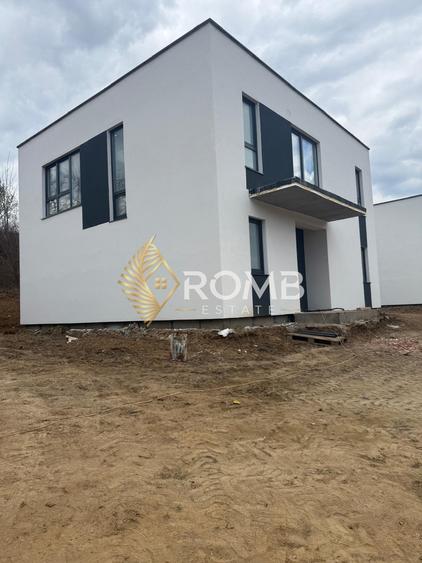 Casă individuală cu 5 camere cu Teren 420 Mp în Luna de Sus