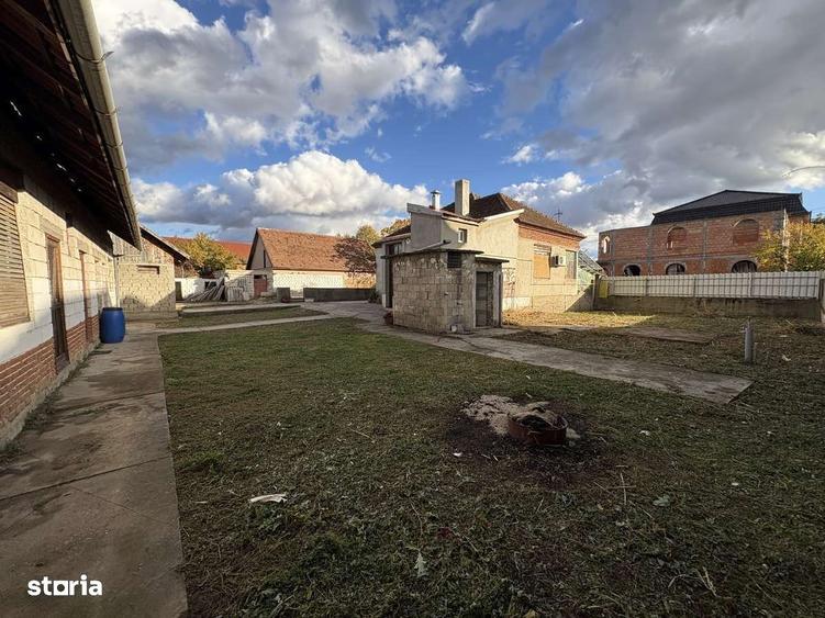 Casa Romaneasca de vanzare 8camere teren 624mp 22ml Bujac cu potential - 4