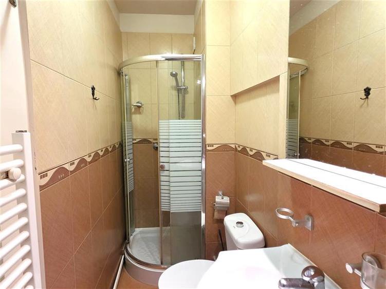 Casă individuală cu 3 camere cu Canalizare în Central