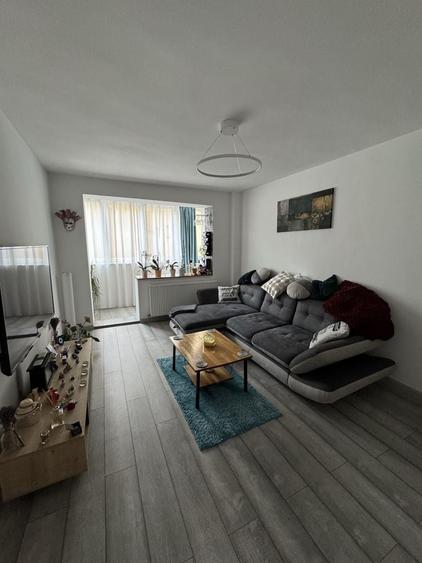 Apartament cu 2 camere semidecomandat, mobilat în Vlahuță
