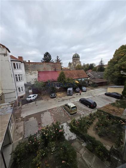 Apartament cu 3 camere semidecomandat în Central