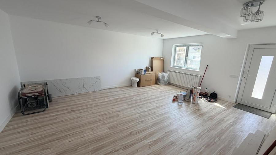 Casă cu 5 camere cu Teren 300 Mp în Tineretului