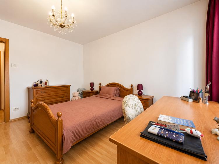 Apartament cu 3 camere în Văcăresti
