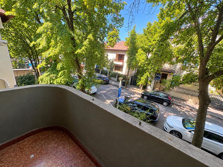 Apartament cu 3 camere decomandat în Domenii