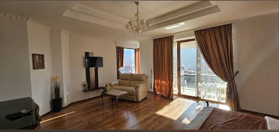 Casă cu 8 camere cu Teren 220 Mp în Central
