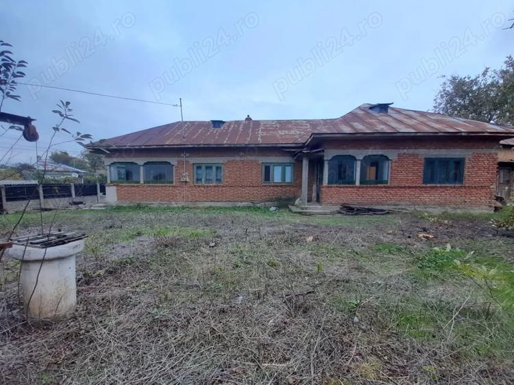 Casă cu 4 camere cu Teren 1000 Mp în Poienarii-Rali