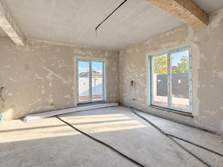 Casă cu 4 camere cu Teren 200 Mp în Exterior Est