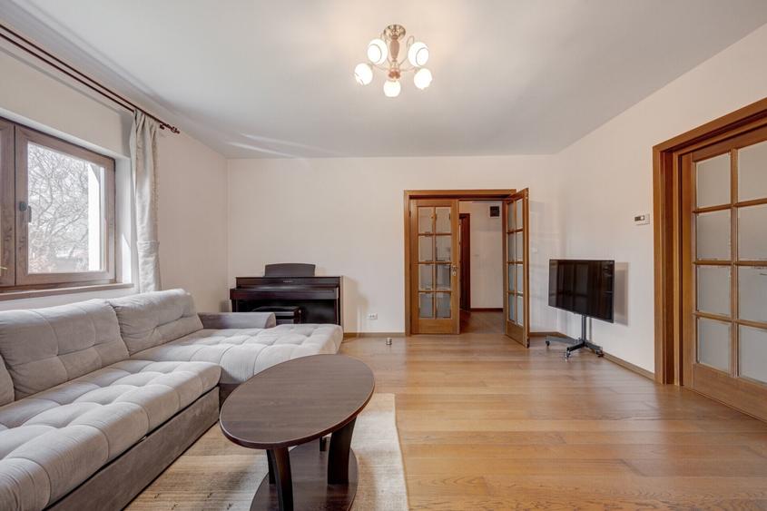 Casă individuală cu 8 camere cu Teren 515 Mp în Tunari