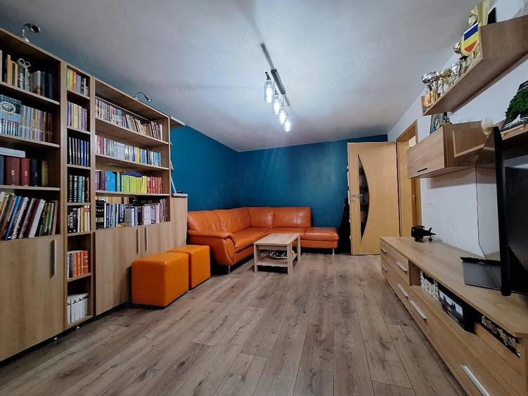 Apartament cu 4 camere decomandat în Lipovei
