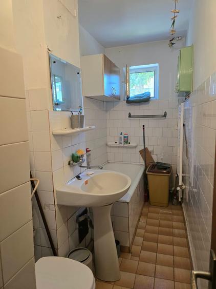 Apartament cu 3 camere semidecomandat în Km 4-5