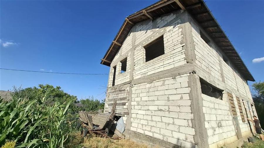 Casă individuală cu 5 camere cu Teren 1000 Mp în Gologanu
