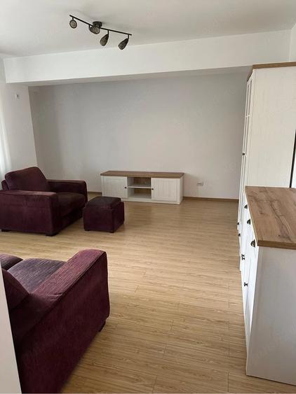 Apartament cu 3 camere semidecomandat în 1 Decembrie 1918