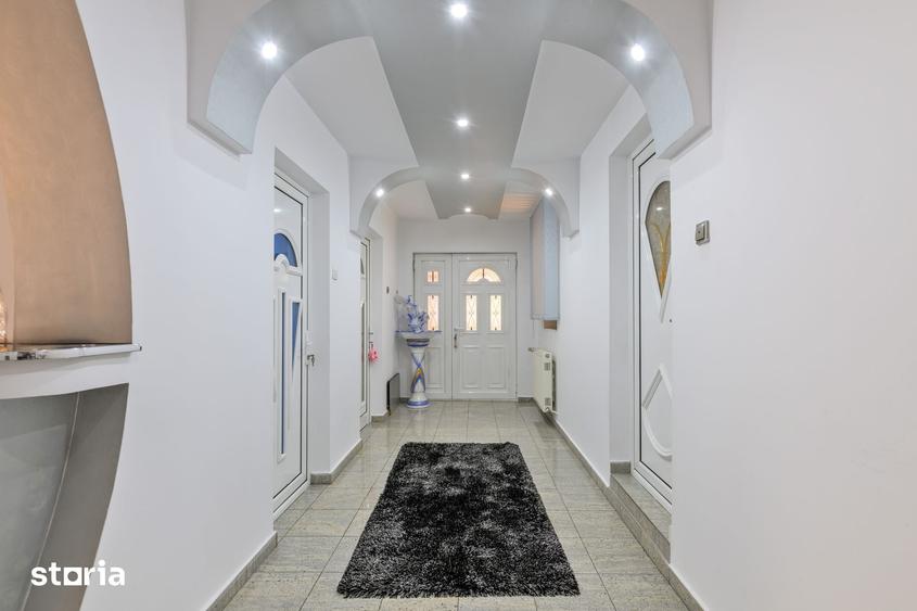Casă cu 6 camere cu Teren 252 Mp în 23 August