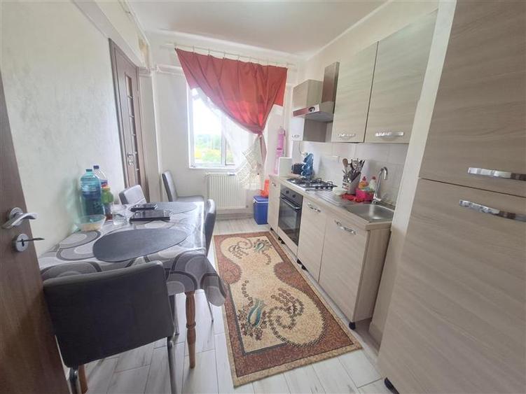 Apartament cu 3 camere semidecomandat, mobilat în Milcov