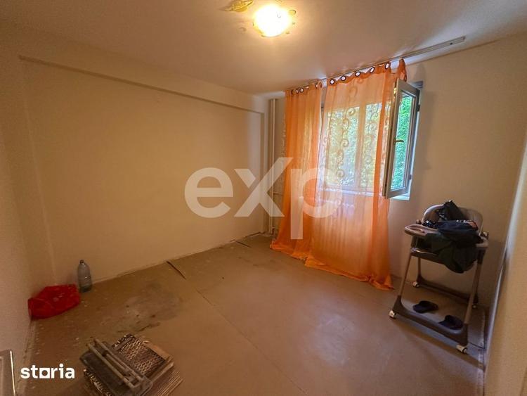 Apartament cu 3 camere semidecomandat, mobilat în Tei