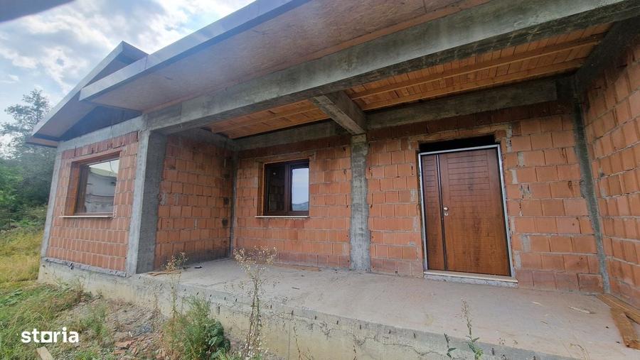 Casă cu 4 camere în Vlădești