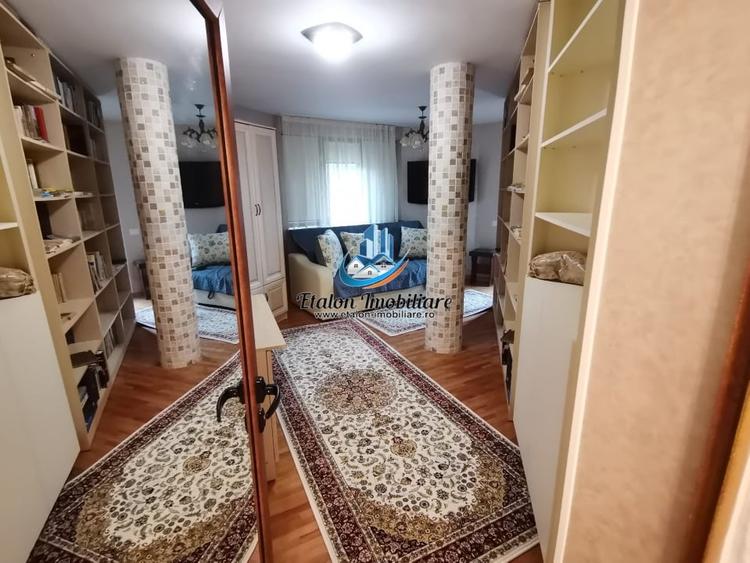 Casă individuală cu 7 camere cu Teren 1066 Mp în Periferie