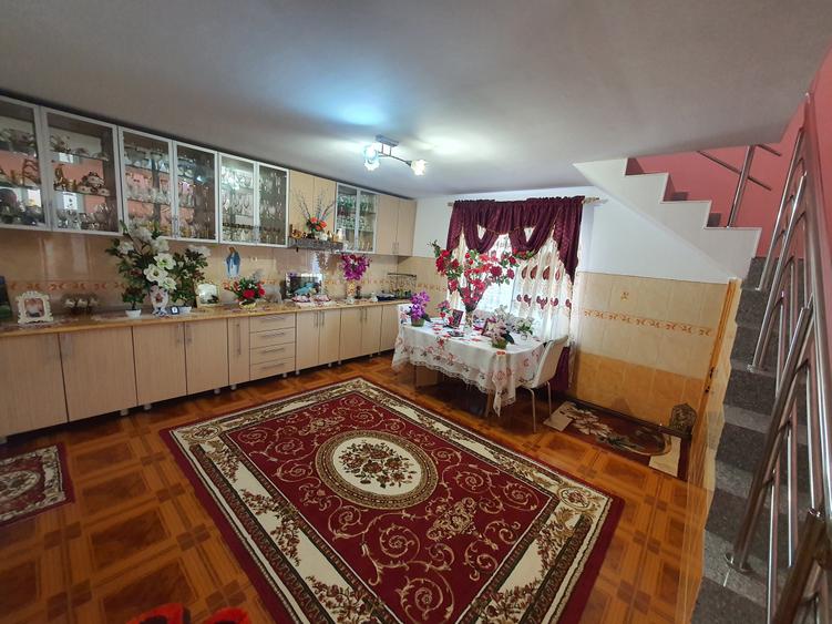 Casă individuală cu 4 camere cu Garaj în Teliu
