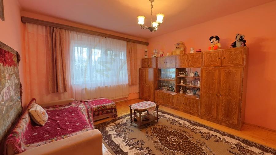 Casă individuală cu 7 camere cu Canalizare în Central
