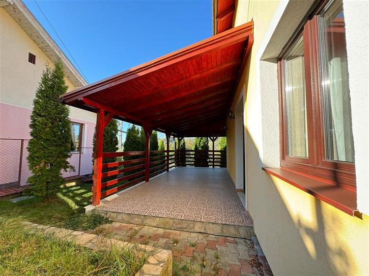 Casă individuală cu 6 camere cu Teren 500 Mp în Exterior Est