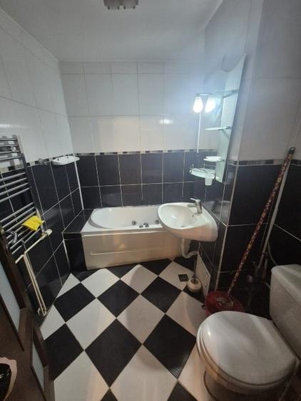 Apartament cu 3 camere decomandat, mobilat în Micro 4