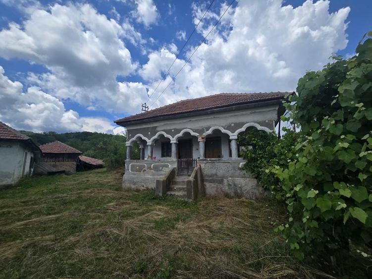 Casă cu 4 camere în Urluiești