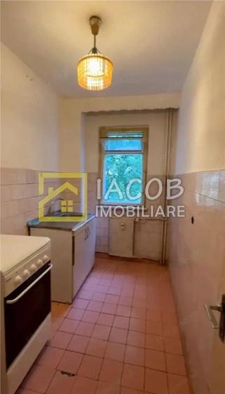 Apartament cu 3 camere semidecomandat în Milcov