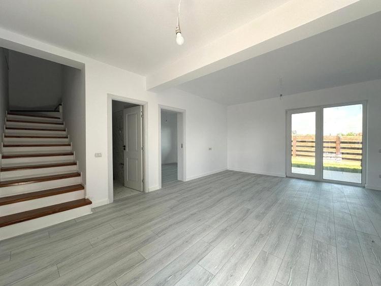 Duplex cu 5 camere cu Canalizare în Popas Păcurari