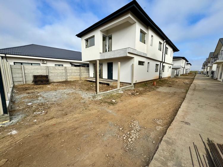 Duplex cu 4 camere cu Canalizare în Sud