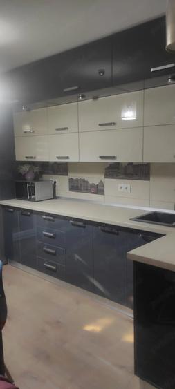 Apartament cu 3 camere decomandat în Malu Roșu