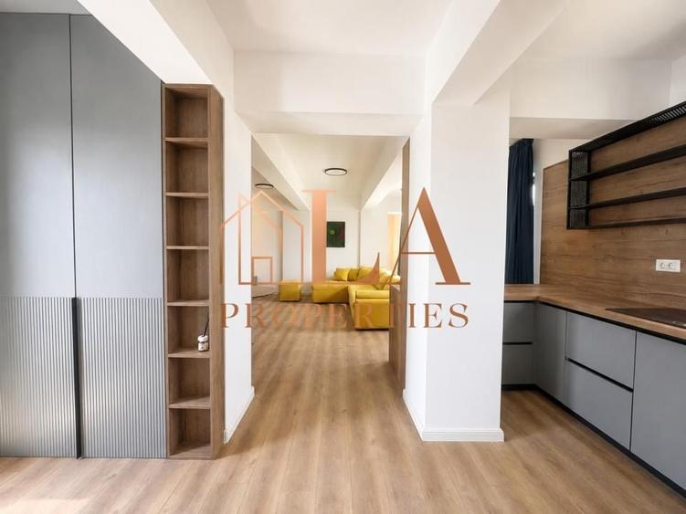 Penthouse cu 3 camere decomandat în Sud-Vest