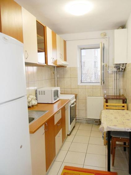 Apartament cu 3 camere semidecomandat, mobilat în Tractorul