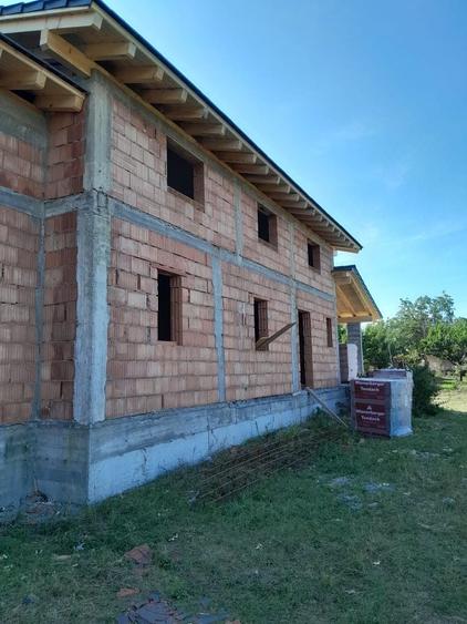 Casă cu 4 camere în Cuvin