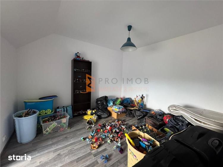 Casă cu 6 camere decomandat cu Teren 702 Mp în Vadu Pașii