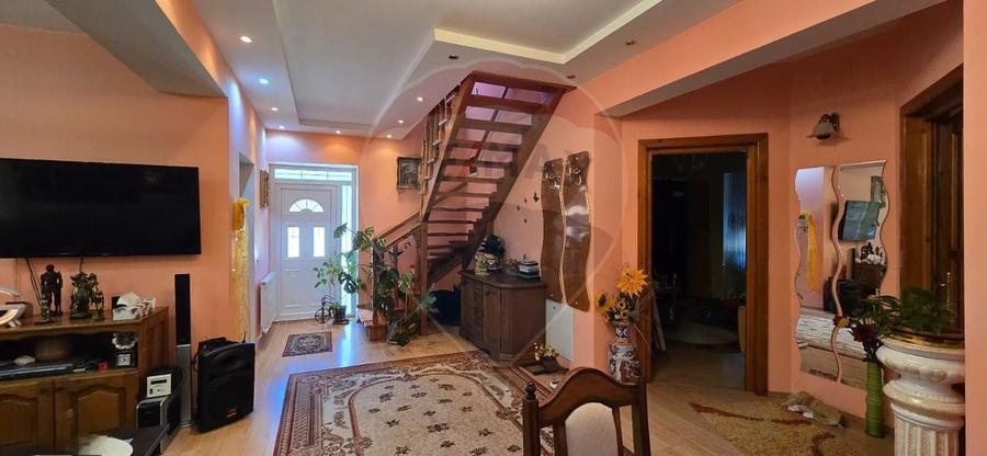 Casă individuală cu 8 camere cu Teren 650 Mp în Central