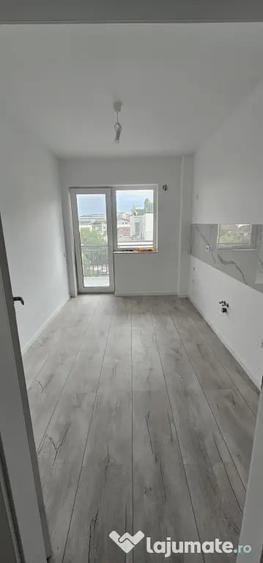 Apartament cu 2 camere decomandat în Tractorul