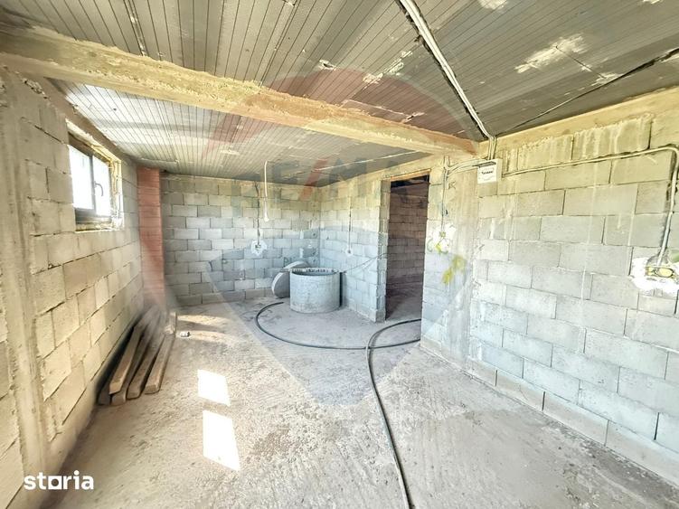Casă cu 7 camere cu Teren 1800 Mp în Preutești