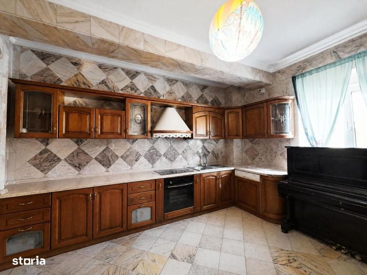 Casă cu 4 camere cu Teren 1000 Mp în Central