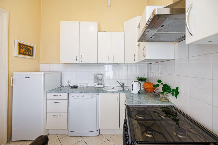Apartament cu 3 camere semidecomandat, mobilat în Ultracentral
