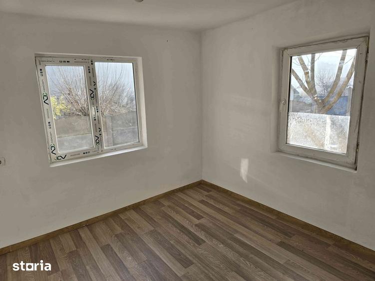 Casă cu 8 camere cu Teren 1200 Mp în Braloștița