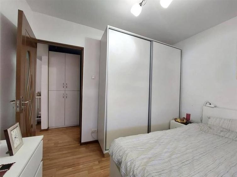 Apartament cu 3 camere semidecomandat în Balta Albă
