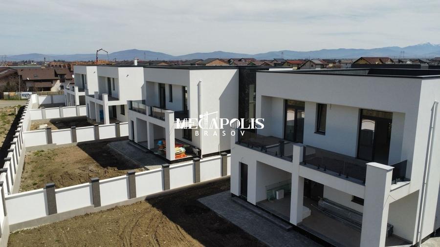 Casă individuală cu 4 camere cu Canalizare în Sânpetru