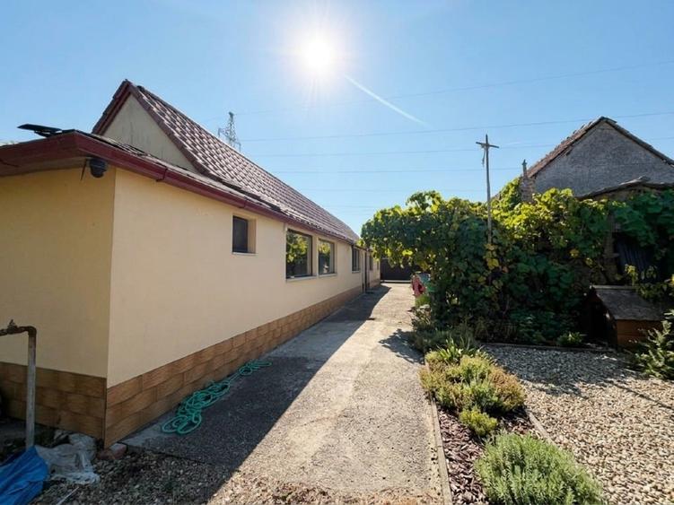 Casă individuală cu 3 camere cu Canalizare în Micălaca