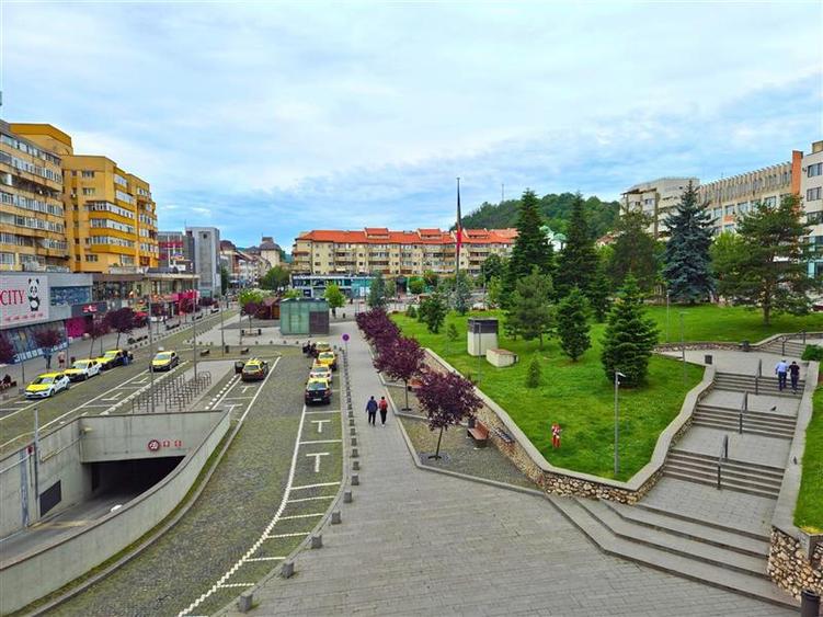 Apartament cu 3 camere decomandat în 1 Mai